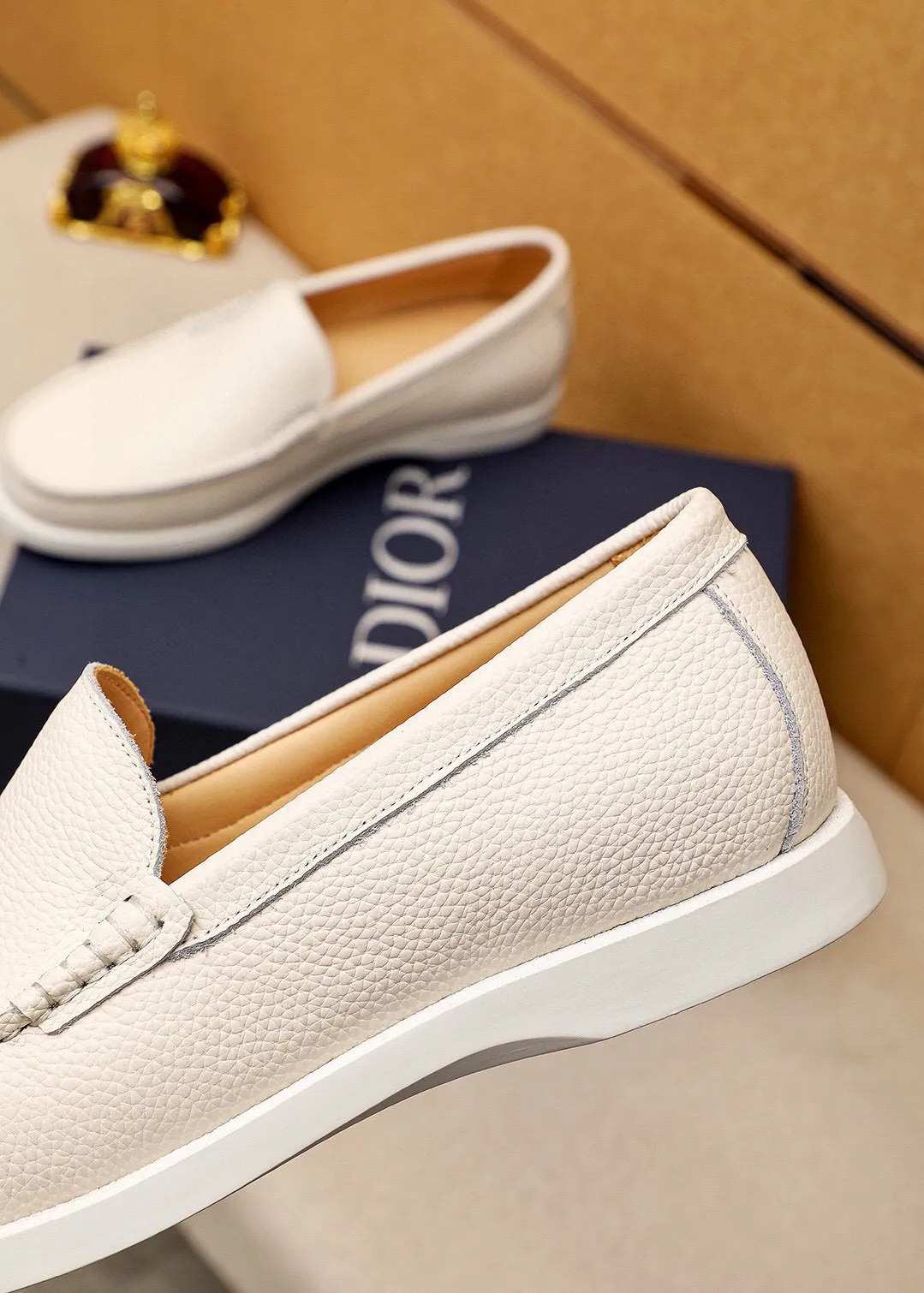 Men's shoes 💰460 💐 Product trademark: Dior "Dior" casual leather shoes Regular size: 38-44 (45.46.47🉑️customized) Product materials: Selected first-layer lychee calfskin upper imported from Italy, imported water-dyed 🐂 cowhide lining. Strong three-dimensional visual effect, rubber outsole Color: 3⃣️colors available